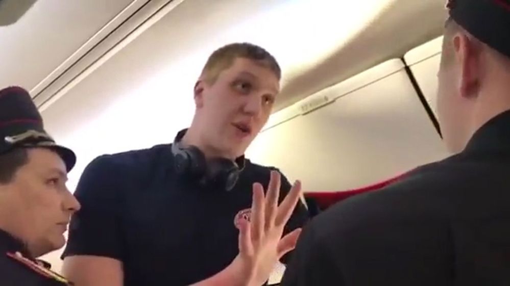 (Vídeo) Bajan violentamente de un avión a deportista por ser «demasiado alto»
