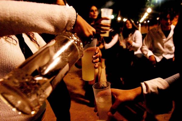 Adolescentes toman licor por presión social, revela estudio del IAFA