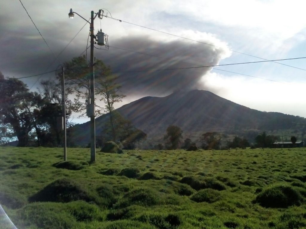 Volcán Turrialba reinició erupciones…Ceniza llegó hasta Siquirres