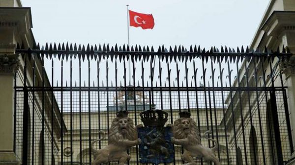 Manifestantes retiraron la bandera holandesa del consulado de Estambul y la reemplazaron por una turca