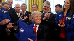 Donald Trump entregó fondos a la NASA y fijó meta de enviar humanos a Marte en 2030