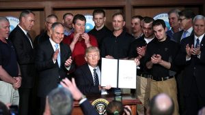 Trump firmó una orden ejecutiva que desmantela las regulaciones contra el cambio climático