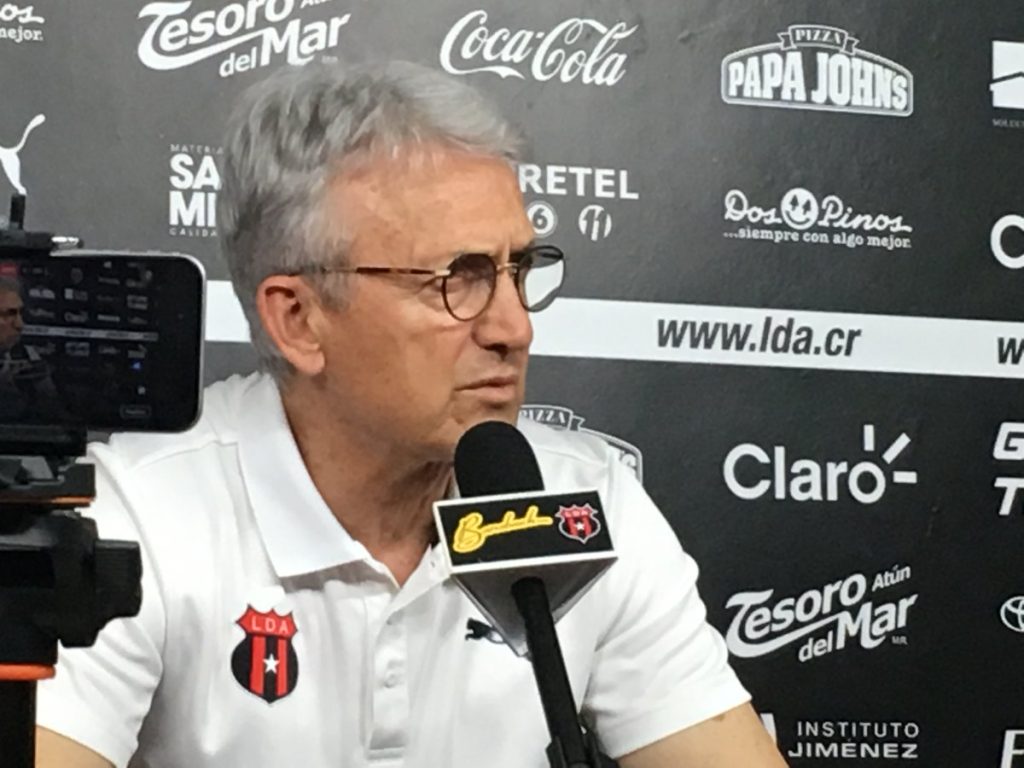 Benito Floro asegura que no presentó su renuncia como técnico de Alajuelense