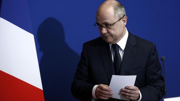 Francia: renunció el ministro del Interior que contrató en el Parlamento a sus hijas adolescentes