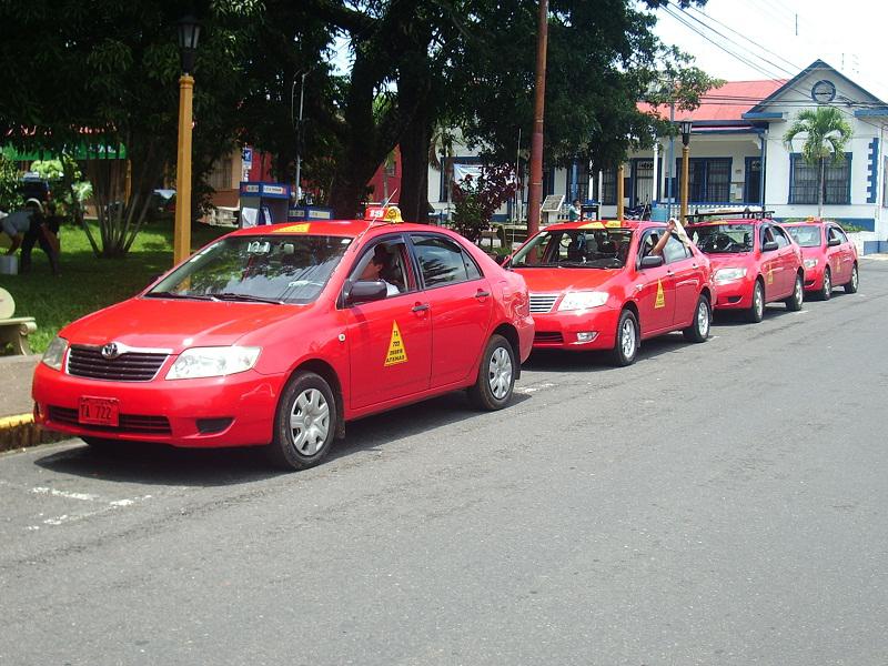 Taxistas urgen al Gobierno aplicar multas de ¢8 millones a choferes de Uber