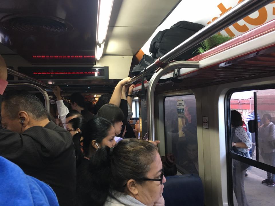 Incofer dice estar ‘atado de manos’ para evitar que pasajeros viajen en gradas del tren