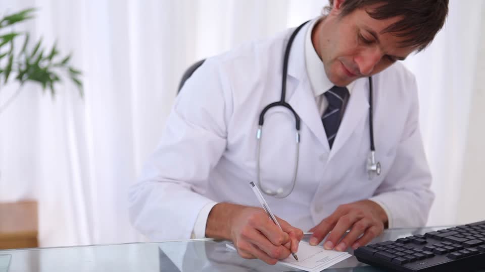 Pacientes pasarán de recibir certificado médico en papel a vía digital