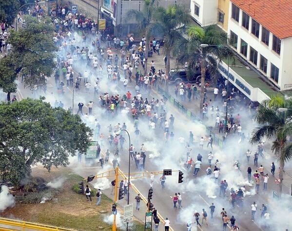 Brutal represión en Caracas: el régimen chavista lanzó bombas lacrimógenas desde helicópteros