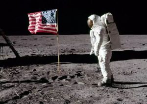 Cómo están hoy las banderas que EEUU plantó en la Luna