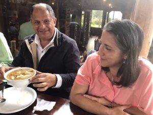 Solís visita a productores de Poás y pide solidaridad con afectados por erupciones