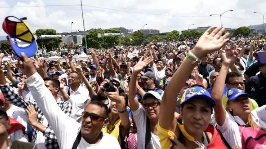 La oposición venezolana desafía al régimen militar de Nicolás Maduro con una nueva marcha en Caracas