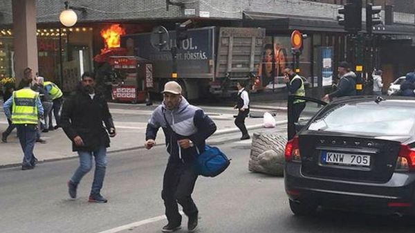 Atentado terrorista en Estocolmo: un camión atropelló a una multitud y hay al menos 3 muertos