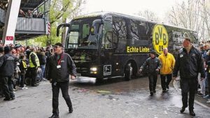 Explotó una bomba en el bus del Borussia Dortmund: el jugador Marc Bartra resultó herido