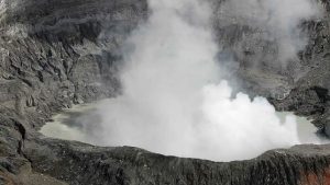 Volcán Poas registra erupciones históricas desde 1910