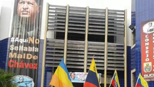 Quemaron una gigantografía de Hugo Chávez en el Consejo Legislativo de Sucre