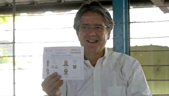 Ecuador: el candidato opositor Guillermo Lasso afirmó que votó «por el cambio» y pidió transparencia en el resultado