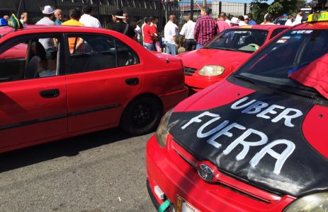 Taxistas se manifiestan por decimoquinta vez por operación de Uber en el país