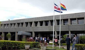 Evangélicos acusan “desesperación” del gobierno tras consulta sobre derechos gais