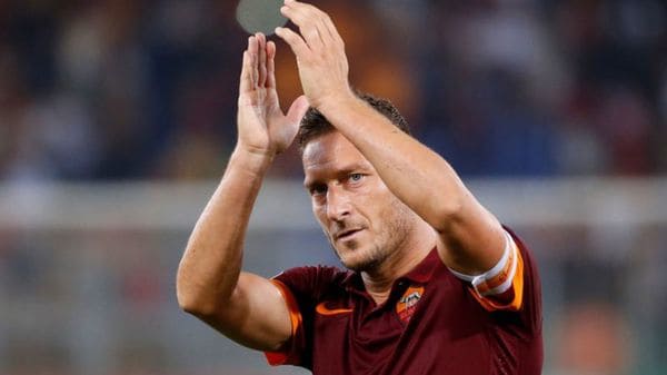 El máximo rival de la Roma le dedica una pancarta a Totti por su retiro
