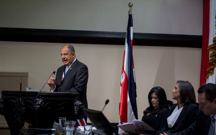Luis Guillermo Solís teme complot de mandos medios en último año de gobierno