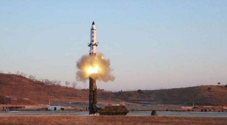 Kim Jong-un aseguró estar listo para la producción en masa de su nuevo misil de medio alcance