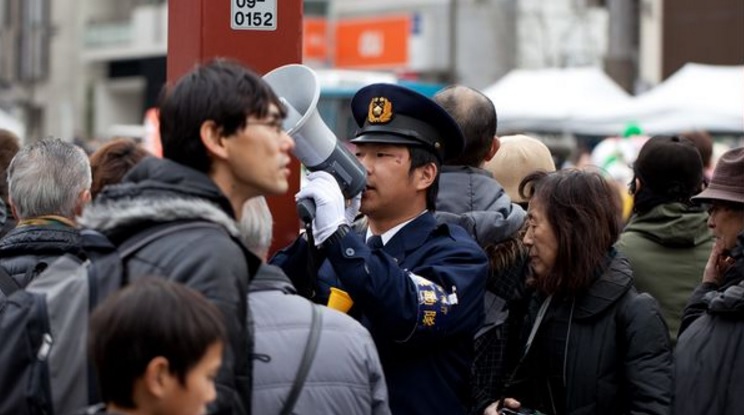 En Japón se acabaron los crímenes y, para tener trabajo, la policía persigue delitos insólitos