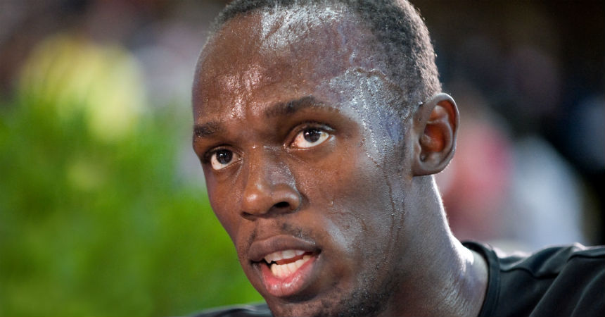 Usain Bolt cava con sus manos la tumba de su mejor amigo