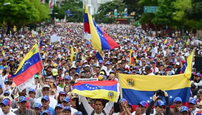 Venezolanos salen a las calles para protestar contra la censura chavista