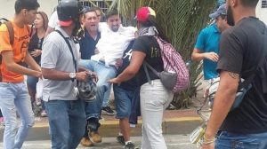 Represión en Venezuela: la policía militar del régimen chavista hirió a dos diputados opositores