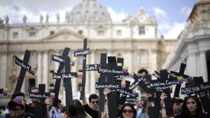 Venezolanos protestaron frente al papa Francisco con los nombres de las víctimas de la brutal represión