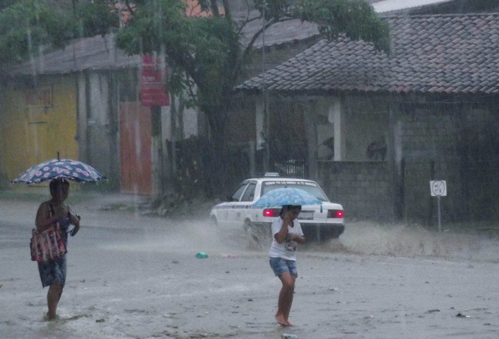 Novena onda tropical de la temporada causará fuertes lluvias en el Pacífico