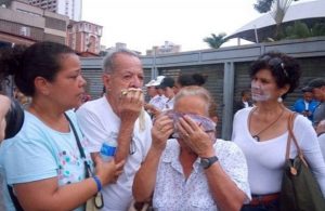 El régimen militar de Nicolás Maduro reprime a los abuelos que marchan en Venezuela