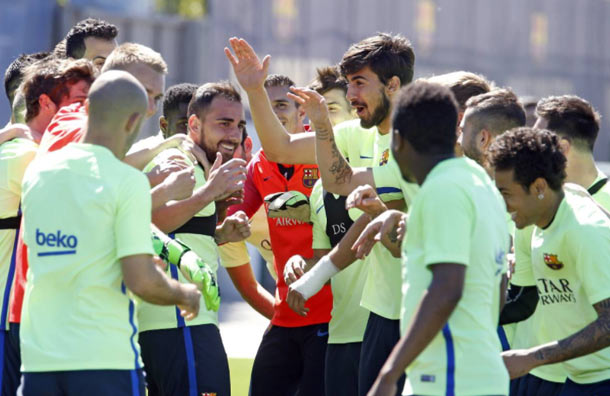 Suárez y Messi estrenan nuevo look en entrenamientos