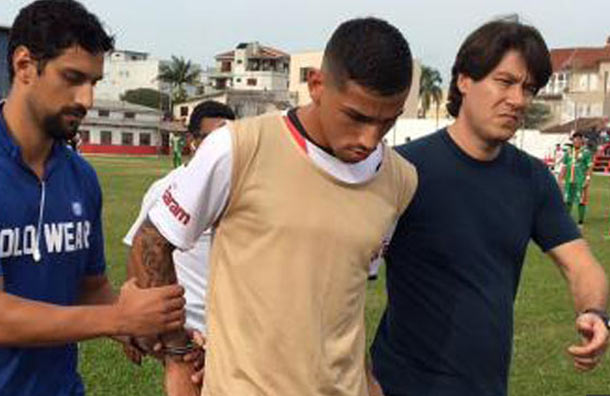 Detienen a un futbolista brasileño en pleno partido