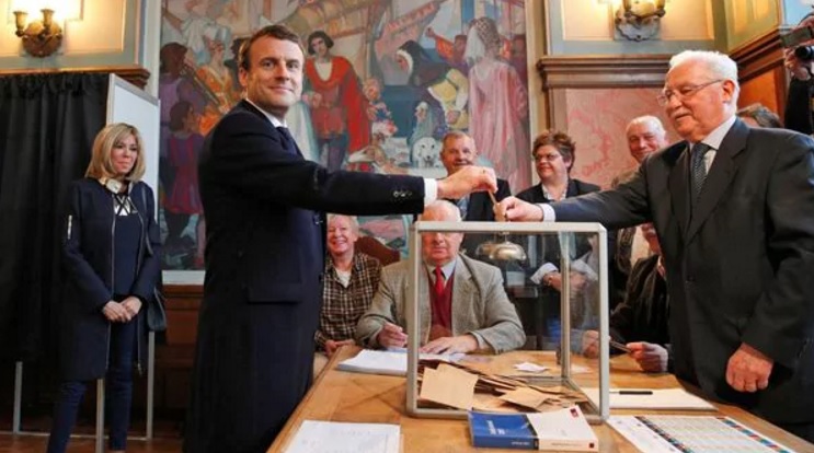 Los bocas de urna en Francia le dan una cómoda ventaja a Emmanuel Macron sobre Marine Le Pen