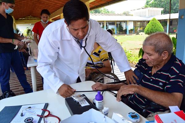 Colegio de Enfermeras demanda más profesionales para atender 3634 adultos mayores en albergues