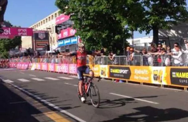 El blooper de un ciclista debutante en el Giro de Italia: festejó una vuelta antes del final de la quinta etapa