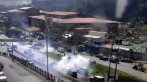 La policía chavista atacó a un grupo de estudiantes con gas pimienta