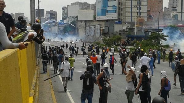 El régimen de Nicolás Maduro reprime brutalmente la marcha de los médicos venezolanos en Caracas