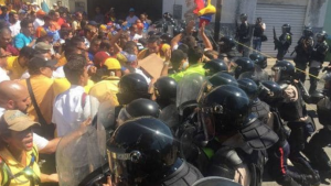 La policía militar del régimen chavista obligó a comer pasta con excremento a 15 venezolanos detenidos durante las protestas