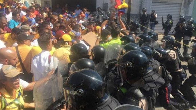 La policía militar del régimen chavista obligó a comer pasta con excremento a 15 venezolanos detenidos durante las protestas