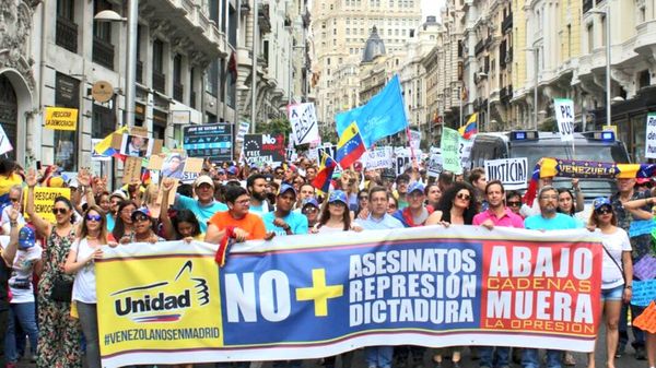 Masiva protesta de venezolanos en Madrid contra Nicolás Maduro: «No más asesinatos, no más dictadura»