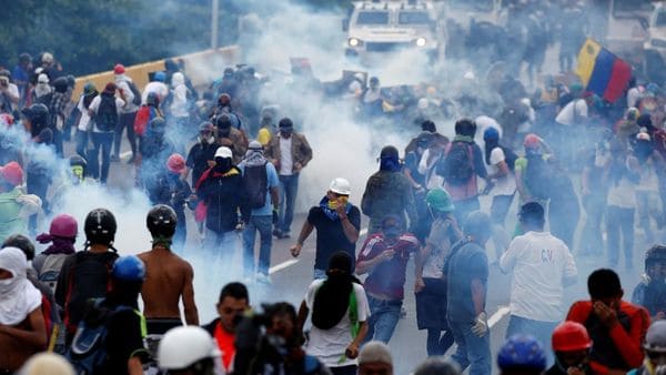 La Policía chavista reprimió a manifestantes opositores en la autopista Francisco Fajardo