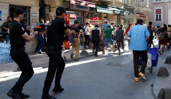 La policía turca disparó balas de goma a activistas LGBT para impedir la marcha del Orgullo Gay en Estambul