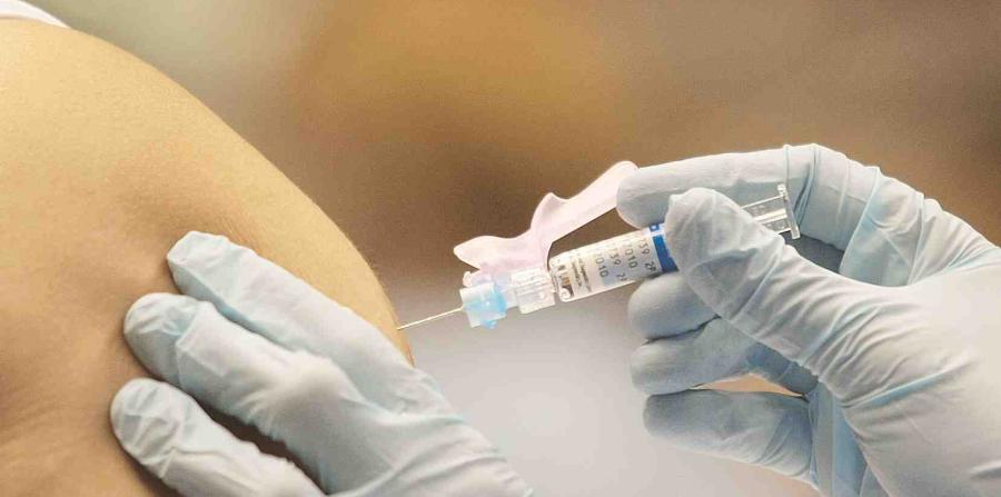 Colegio de Médicos vacunó a 300 profesionales de la salud contra la influenza