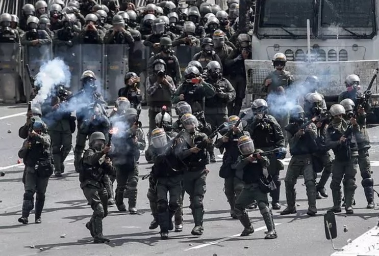 Venezuela: el régimen de Nicolás Maduro abrió 40.000 vacantes para reforzar su policía militar