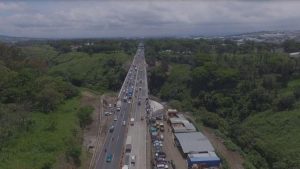 Tránsito sospecha de exceso de velocidad y distracción de conductor en accidente sobre puente Alfredo González