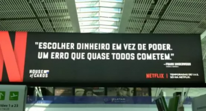 El ingenioso cartel de «House of Cards» en el aeropuerto de Brasilia que incomoda a los políticos corruptos
