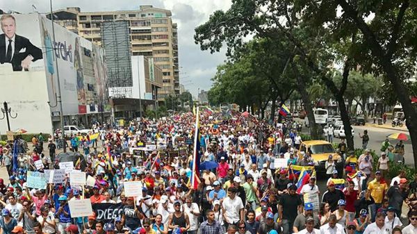 Los venezolanos marchan a la base aérea donde el régimen de Nicolás Maduro asesinó al joven David Vallenilla