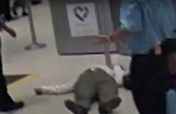 Un empleado de United Airlines atacó a un pasajero de 71 años